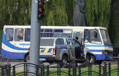 Захвативший автобус в Луцке отпустил трёх заложников после разговора с Зеленским