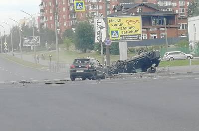 В Петербурге автомобиль перевернуло в жутком ДТП