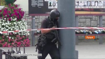 В украинском Луцке вооруженный мужчина весь день удерживает заложников в автобусе