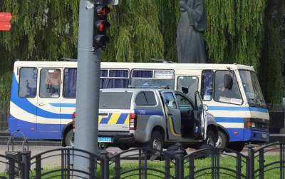 Террорист в Луцке отпустил заложников - видео