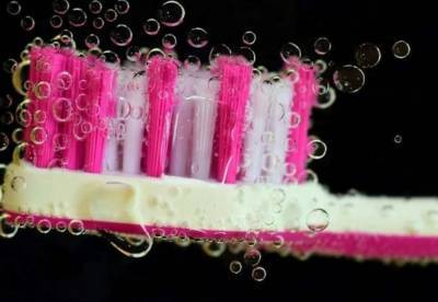 Стоматологи назвали главные ошибки при чистке зубов