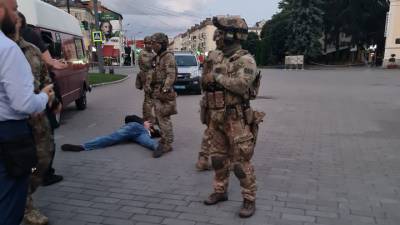 Заложники покинули захваченный в Луцке автобус, террорист задержан
