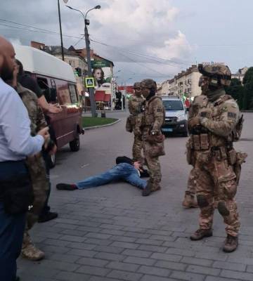 Террорист, захвативший заложников в Луцке, сдался правоохранителям