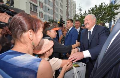 Лукашенко о пандемии: У нас есть армия толковых людей в белых халатах, которые победили эту болезнь