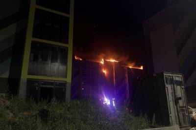 Горит крыша, фасад и верхние этажи: в Киеве произошел масштабный пожар в одной из многоэтажек (видео)