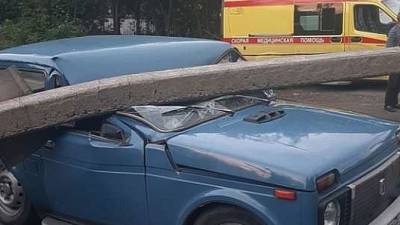 В Челябинске водитель Porsche Cayenne увернулся от столкновения с "Нивой", но уронил на неё бетонный столб