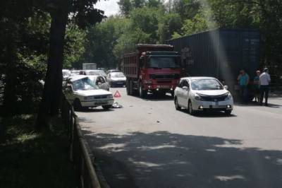 В Хабаровске грузовой тягач врезался в машину с пожилыми людьми