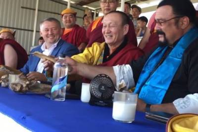 «Это большая кость, уау!»: в Улан-Удэ Стивен Сигал восхитился победителем «Алтан Мундарга»