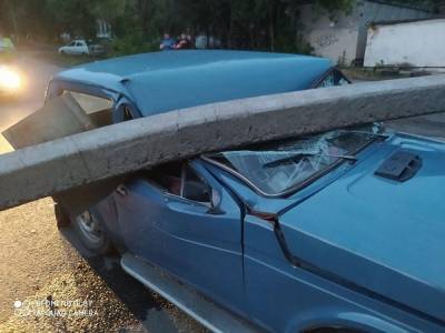 В Челябинске Porsche Cayenne снес фонарный столб, и тот рухнул на «Ниву»