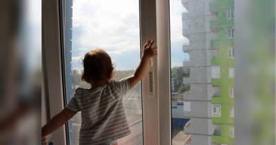 Спас жизнь малышу: мужчина поймал сорвавшегося с 5-го этажа ребенка (видео)