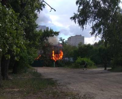 В Воронеже 16 пожарных тушили загоревшийся мусор на территории рынка «Южный»