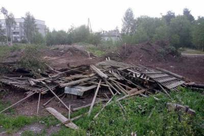 В Петрозаводске, благоустраивая парк, подрядчик свалил мусор на водопроводную трубу