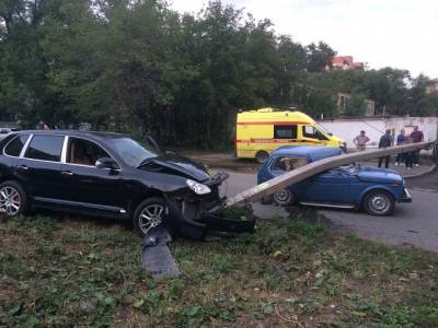 На Южном Урале 22-летний бесправник на Porsche обрушил бетонный столб на проезжающую «Ниву»