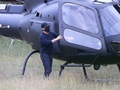 Том Круз прилетел на обед на своем вертолете