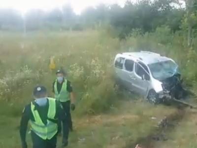 Во Львовской области на дороге столкнулись авто Nissan, Peugeot и Infiniti с иностранцем за рулем: двое погибших