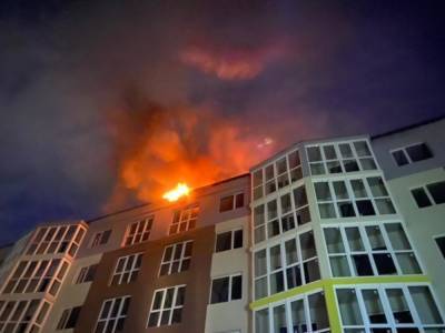 В Киеве горело здание жилкомплекса, который не введен в эксплуатацию: что известно
