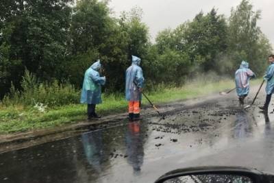 В Ярославской области «Безопасные и качественные дороги» укладывают прямо в проливной дождь