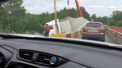В Челябинской области на мосту трассы М-5, где идет ремонт, опрокинулась фура