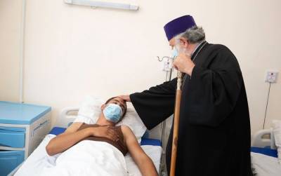 Католикос всех армян навестил раненых в Тавуше военнослужащих