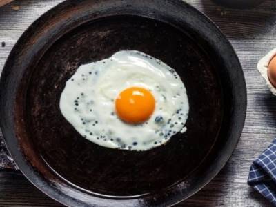 Жареные куриные яйца опасны для людей с некоторыми заболеваниями – диетологи