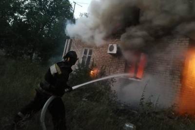 Неизвестные подожгли дом в Советском районе Волгограда