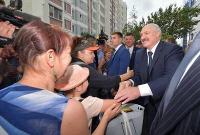 Лукашенко: С кем я поздоровался, тот больше болеть не будет