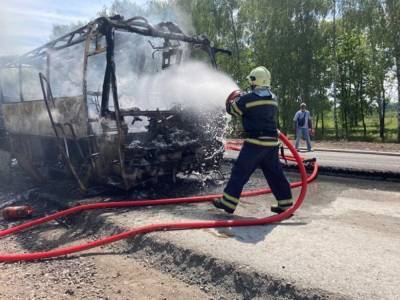 В Черкасской области во время движения загорелся автобус с пассажирами