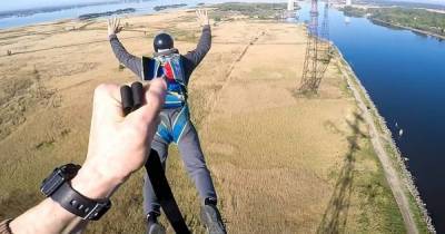 18-летний калининградский парашютист прыгнул с самой высокой в России стилизованной опоры ЛЭП (фото, видео)