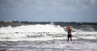 В Балтийске запретили купаться из-за ветра и высоких волн