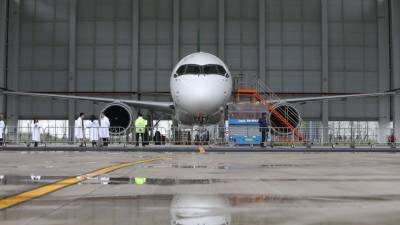 Видео: самолет Ethiopian Airlines загорелся в аэропорту Шанхая