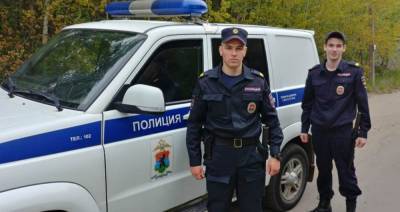 Полицейские в Петрозаводске спасли двух человек из горящего дома