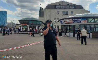 В Киеве возле вокзала нашли подозрительный чемодан, станцию метро закрыли