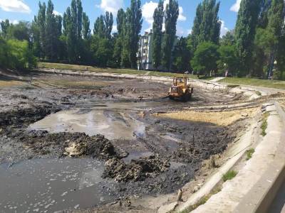 Под контролем экологов продолжаются работы по очистке озера на Минской в Воронеже