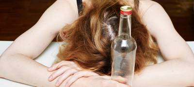 Хмельная дама в баре Петрозаводска сломала бутылкой стол