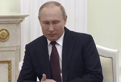 "Почему не на коленях?": россияне нестандартным способом просят Путина о помощи, кадры