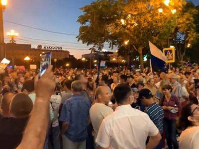 Хабаровчане снова пришли митинговать к зданию правительства
