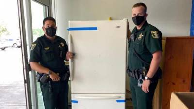 Жительница Флориды позвонила в 911 из-за сломанного холодильника — и полицейские привезли ей новый