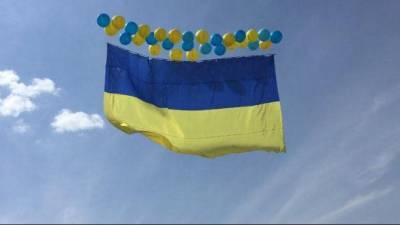 "Враг бил из всего стрелкового": в небо над Донецком запустили флаг Украины