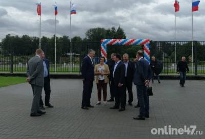 Александр Дрозденко приехал на открытие футбольного стадиона в поселке Дубровка