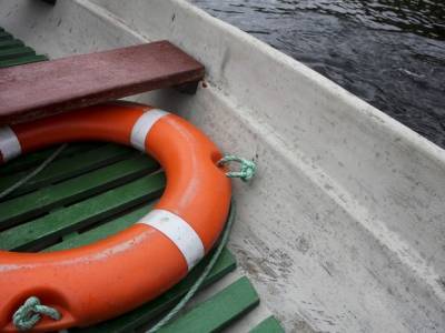 В Петербурге под ЗСД перевернулась лодка, в воде оказался человек