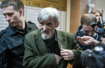 Суд приговорил историка Юрия Дмитриева к 3,5 года колонии