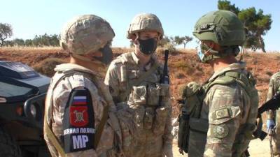 Российский и турецкий военные патрули вновь прошли по трассе М-4 в Сирии