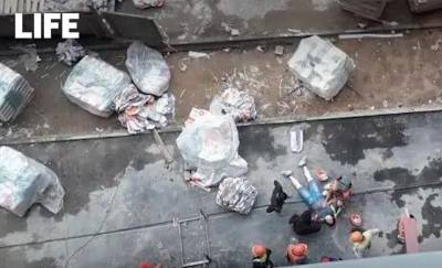В Подмосковье рабочий сбросил на женщину 30 кг строительного мусора и раздробил ей позвоночник
