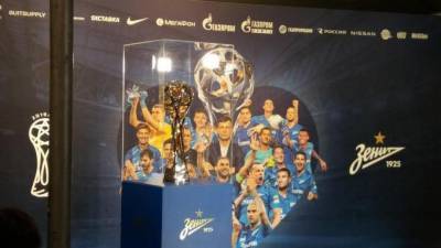 В магазине "Зенита" на Невском выставили Кубок чемпионов России