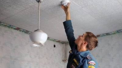 80 малоимущим семьям из Курска установили пожарные извещатели