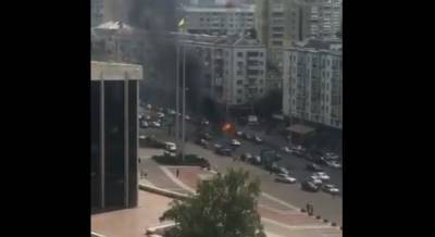В центре Киева на дороге загорелось и взорвалось авто (видео)