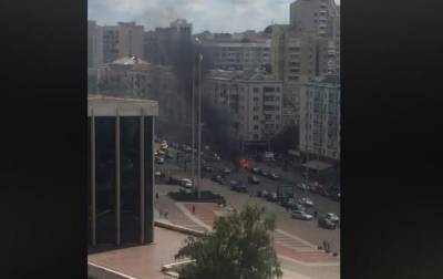 В Киеве возле Дворца спорта взорвался автомобиль, видео