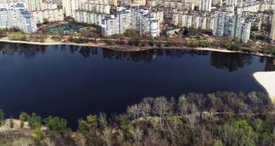 В Киеве озеро загрязнили опасным веществом, фото: "Через подземную реку..."
