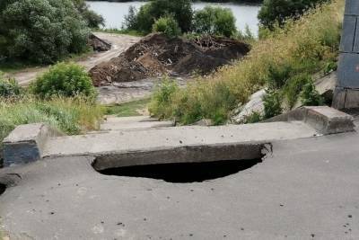 Тверитян предупредили о риске провалится в яму при спуске с моста
