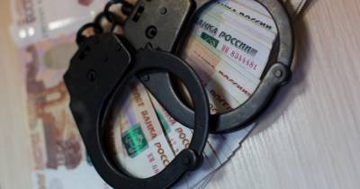 В Калининграде 18-летний парень украл у родителей своей девушки валюту и украшения на 877 тыс. рублей (видео)